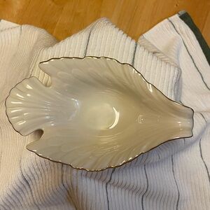Leaf-Shaped Cream Serveware Dish